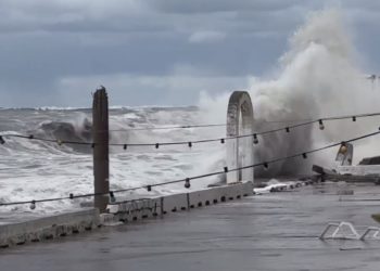 В Сочи шторм уничтожили арки «Санта Барбара»