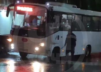 В Сочи неадекватный мужчина лопатой громил автобус