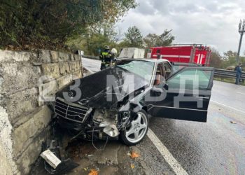 Автобус после ДТП вылетел с трассы Джубга-Сочи. Есть пострадавшие