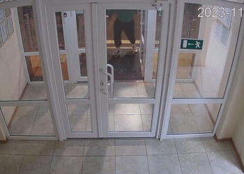 В центре Краснодара молодежь громит подъезды