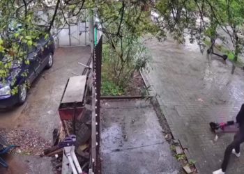 В Сочи пьяная пара сломала камеру и крушила забор самокатом