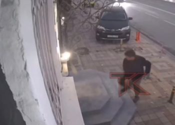 В Краснодаре мужчина с камнем штурмовал салон красоты