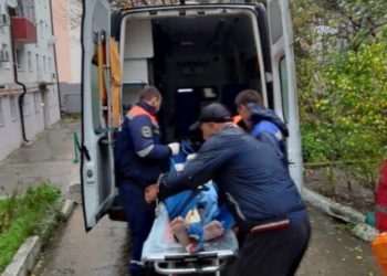 В Новороссийске сотрудники МЧС спасли лежащего на полу в квартире дедушку