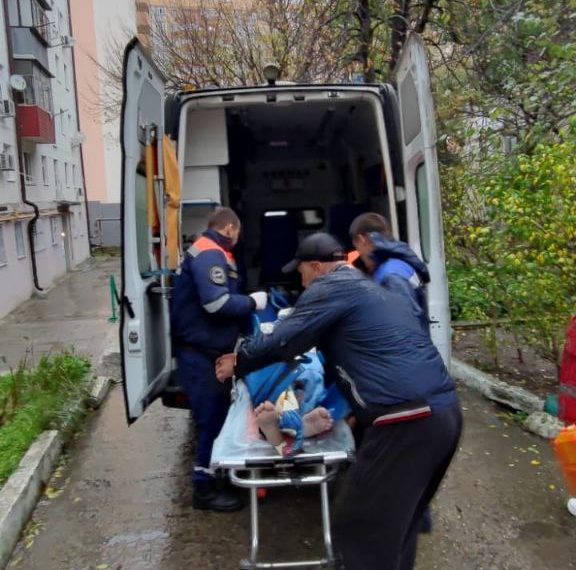 В Новороссийске сотрудники МЧС спасли лежащего на полу в квартире дедушку