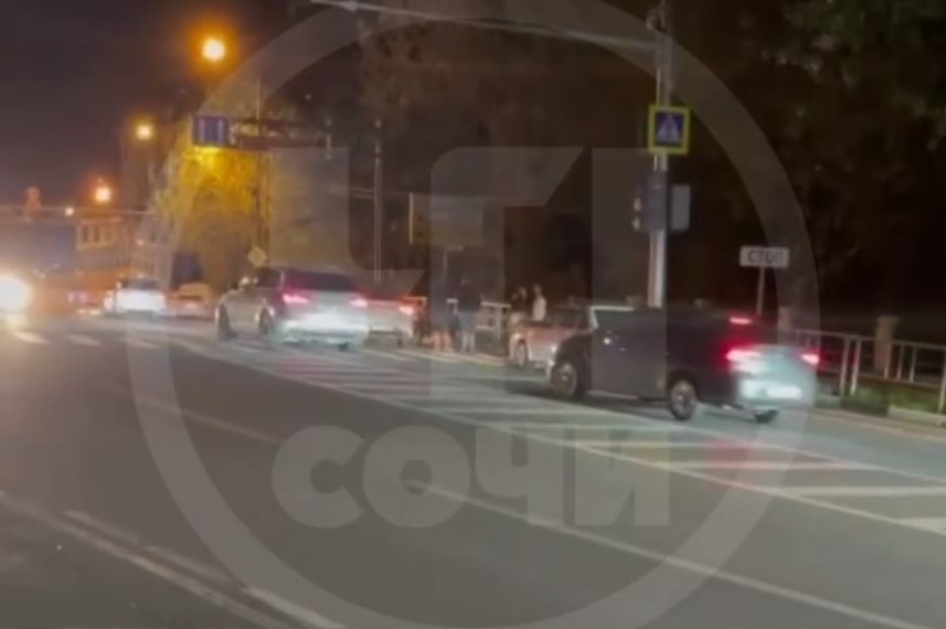 В Сочи автомобиль сбил человека на зебре