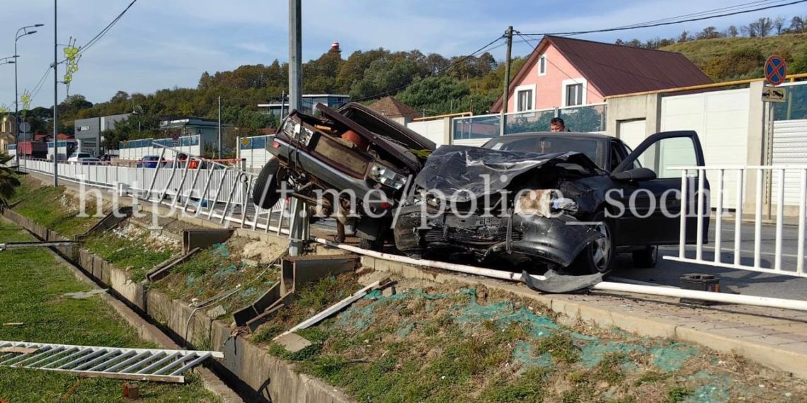 В ДТП с двумя легковушками и КамАЗом в Сочи погиб водитель