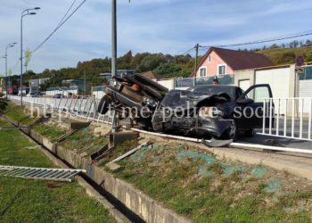В ДТП с двумя легковушками и КамАЗом в Сочи погиб водитель