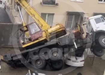 В Сочи автокран опрокинулся на легковушку