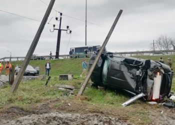 В Краснодаре водитель врезался в столб и оставил без света часть Елизаветинской