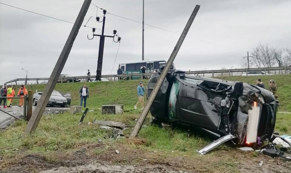 В Краснодаре водитель врезался в столб и оставил без света часть Елизаветинской