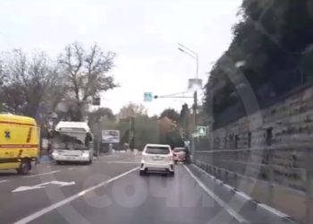 В Сочи автобус сбил перебегавшую дорогу женщину