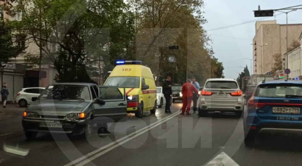 В Сочи «Лада» сбила человека на электросамокате