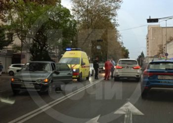 В Сочи «Лада» сбила человека на электросамокате