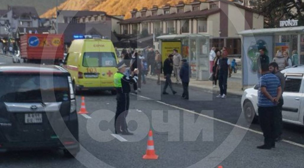 В Сочи девушка на самокате врезалась в дверь такси