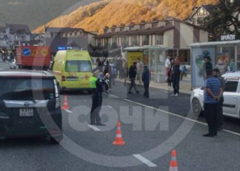 В Сочи девушка на самокате врезалась в дверь такси