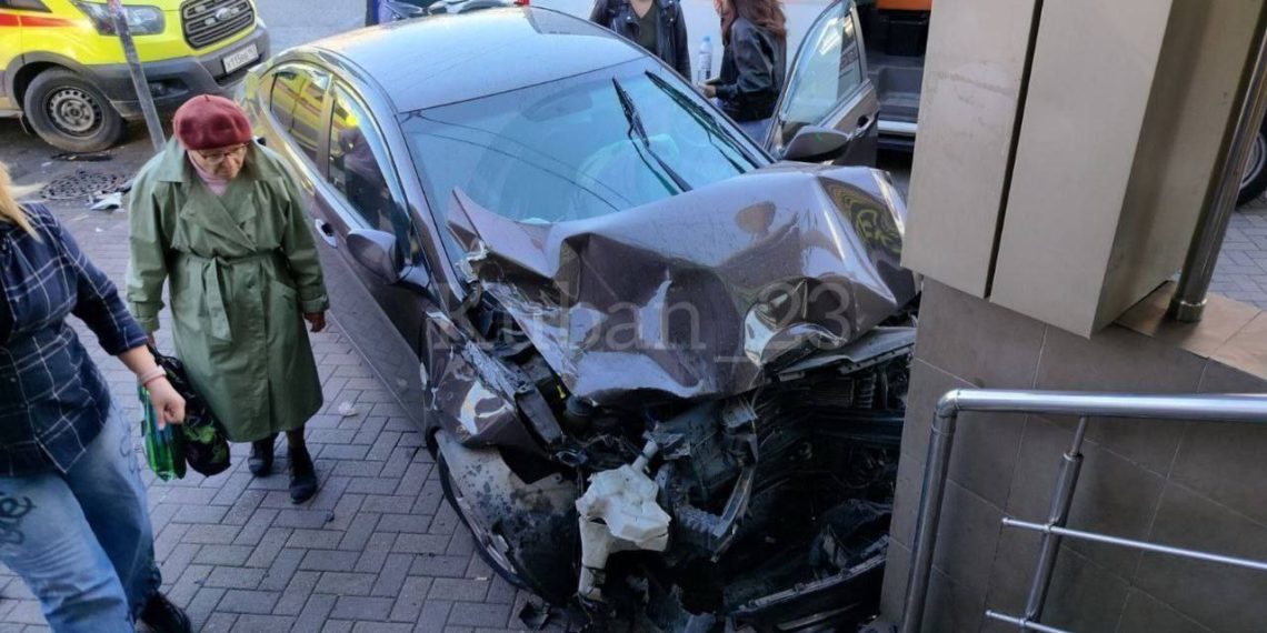 В ДТП со скорой в Краснодаре пострадала женщина-пешеход