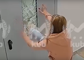 Женщина в Анапе превратилась в змею после разбитого в подъезде стекла