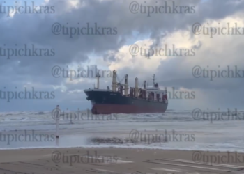 В анапском Витязево в 440 метрах от берега сел на мель сухогруз Blue Shark