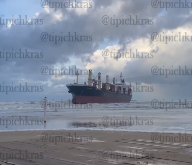 В анапском Витязево в 440 метрах от берега сел на мель сухогруз Blue Shark