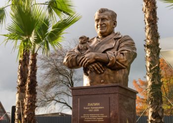 В Сочи увековечили память Почетного горожанина Лапина