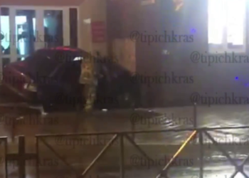 В Краснодаре автомобиль влетел в здание
