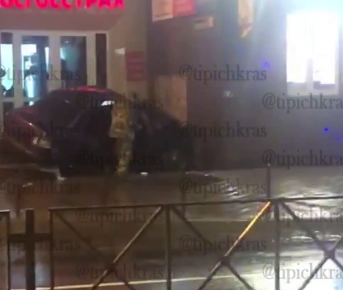 В Краснодаре автомобиль влетел в здание