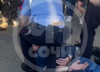 В центре Сочи таинственный гражданин матерился и бросался на людей