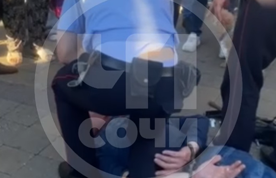 В центре Сочи таинственный гражданин матерился и бросался на людей