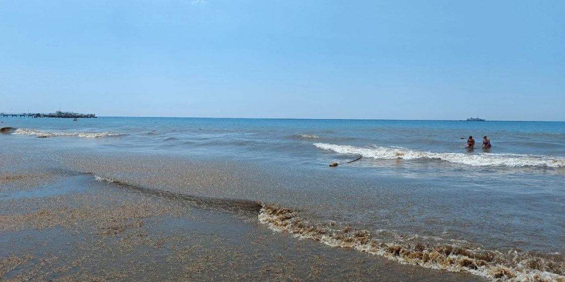 В Сочи при загадочных обстоятельствах на пляже погиб мужчина