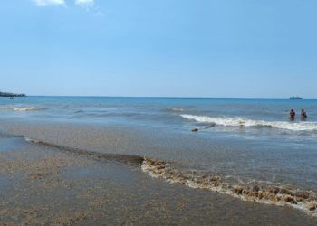 В Сочи при загадочных обстоятельствах на пляже погиб мужчина