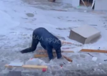 В Сочи чуть не унесло в море мужчину