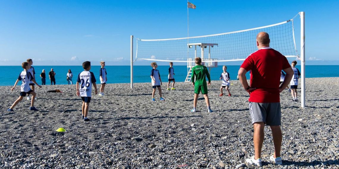 Копайгородский: в Сочи открылись более 30 зимних пляжей