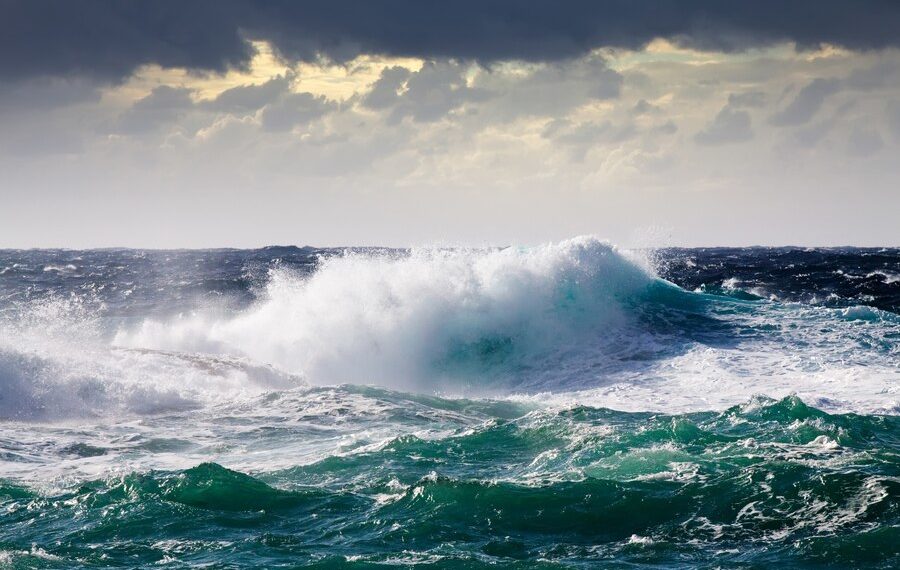 В Сочи шторм навел беспорядок