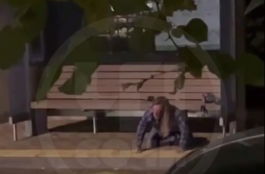 В Сочи мужчина стоял в позе собаки и не пускал людей к остановке