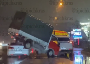 В Краснодаре грузовичок заскочил на легковушку