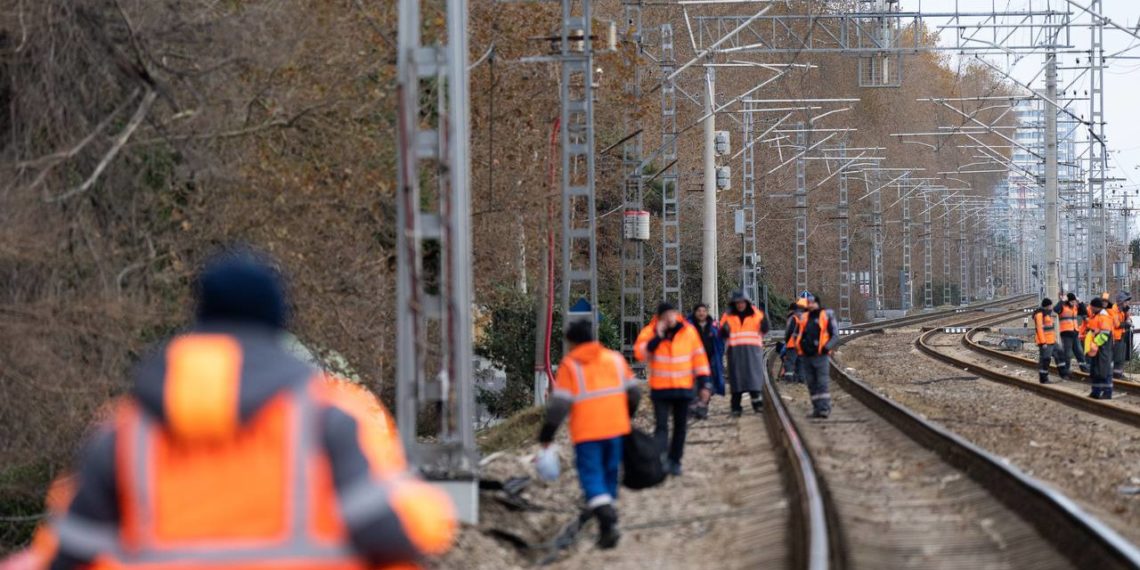 В Сочи восстанавливают поврежденную штормом железную дорогу
