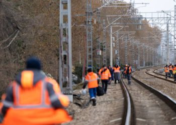 В Сочи восстанавливают поврежденную штормом железную дорогу