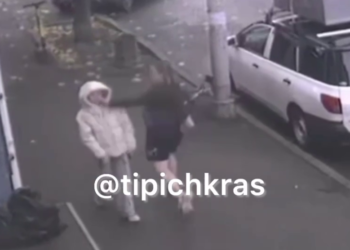 В Краснодаре прохожая женщина беспричинно ударила по лицу девочку-подростка