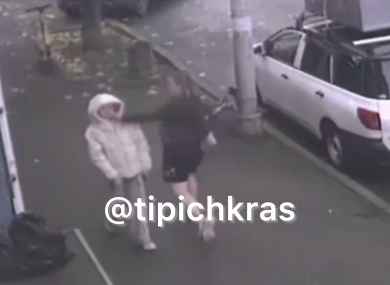 В Краснодаре прохожая женщина беспричинно ударила по лицу девочку-подростка