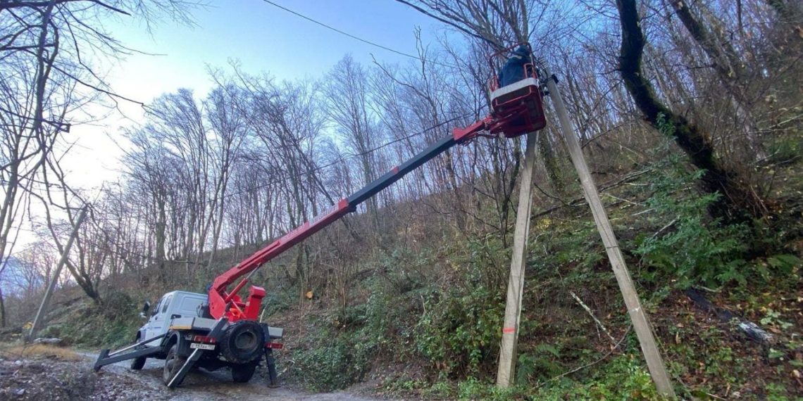 Бригады «Россети Кубань» ликвидируют последствия шквалистого ветра в Сочи