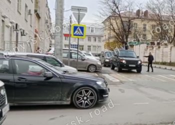 В Новороссийске неадекватный мужчина пинал проезжающие авто