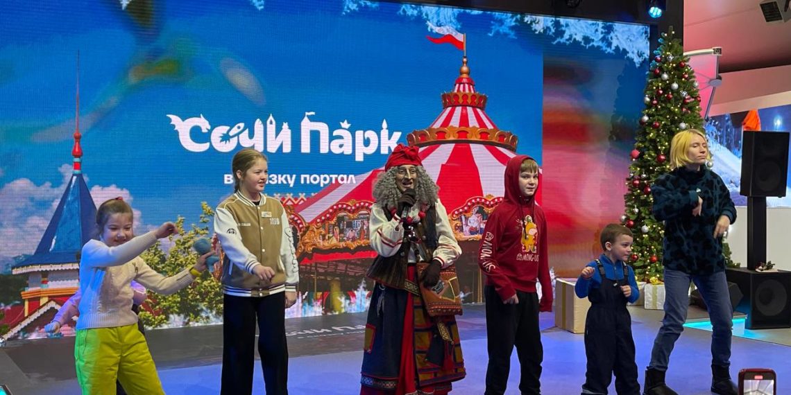 Баба Яга из Сочи Парка выступила на форуме «Россия» на ВДНХ