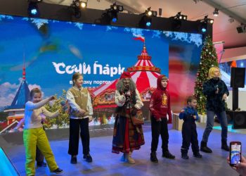 Баба Яга из Сочи Парка выступила на форуме «Россия» на ВДНХ