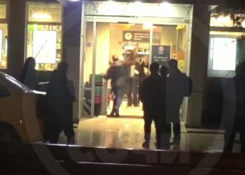 В магазине в Сочи покупатель кидался корзинками в продавщиц