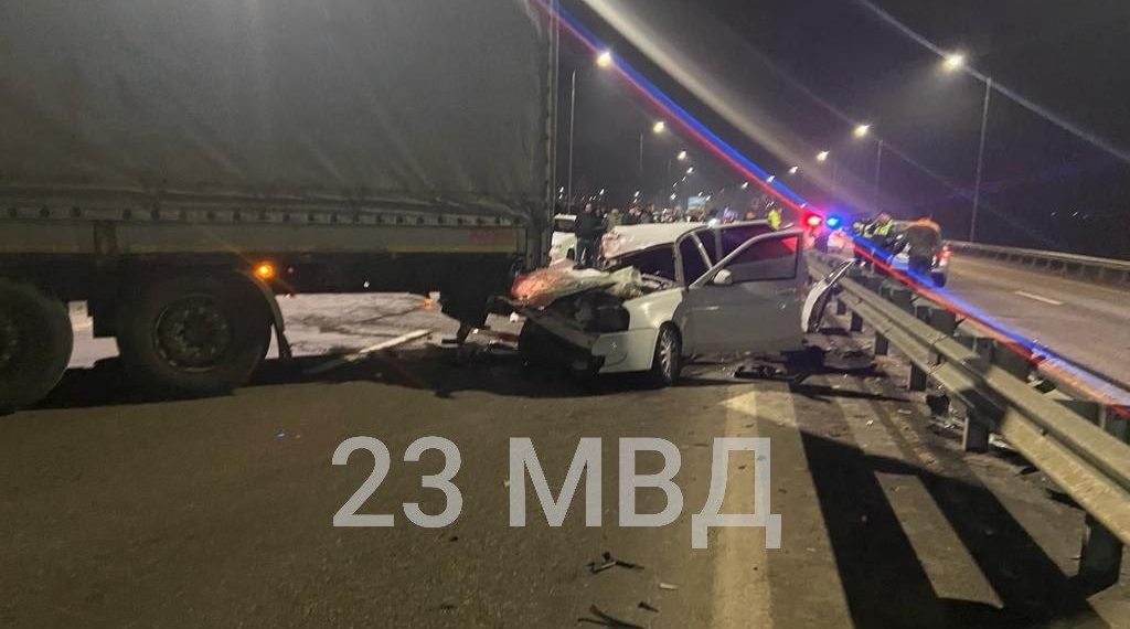 В ДТП с грузовиком на Кубани пострадали двое пассажиров легковушки