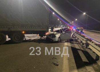 В ДТП с грузовиком на Кубани пострадали двое пассажиров легковушки