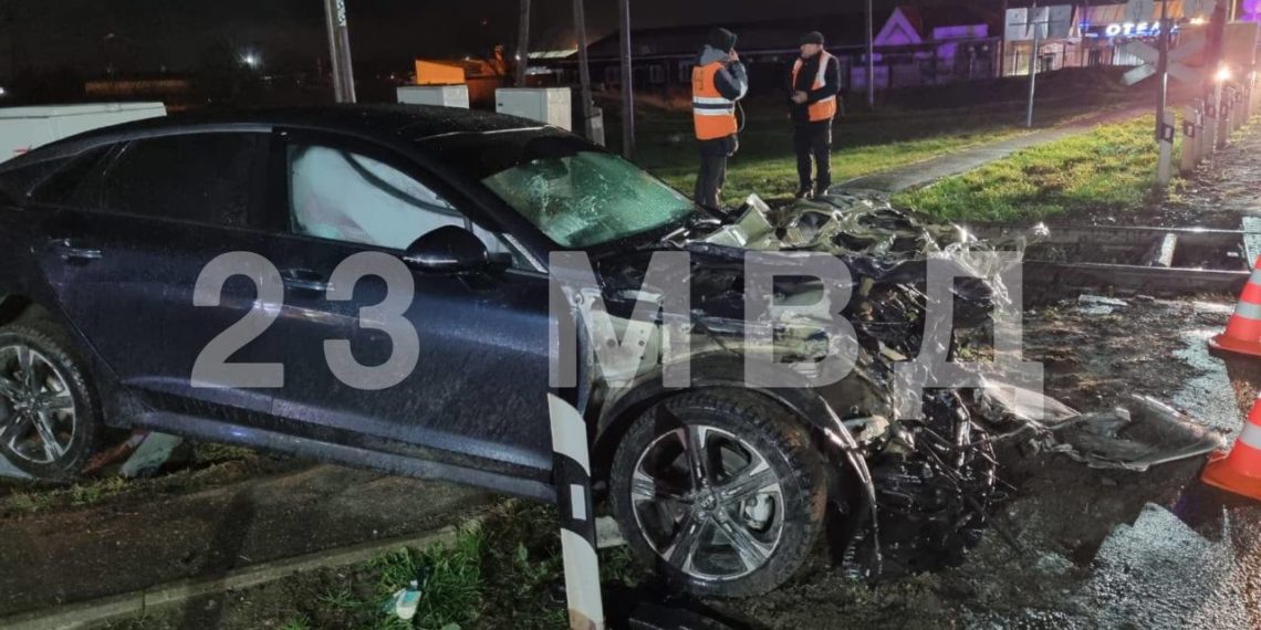 В ДТП с электричкой на Кубани пострадал водитель Kia