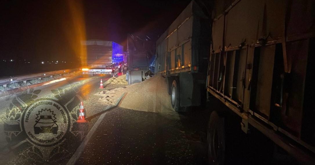 В ДТП с двумя КамАЗами на Кубани погиб один из водителей