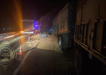 В ДТП с двумя КамАЗами на Кубани погиб один из водителей