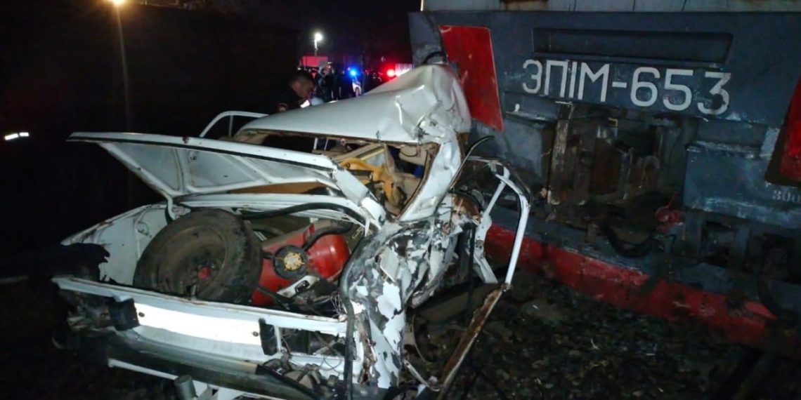 Поезд Владикавказ – Адлер врезался в «шестерку»: погибли два человека